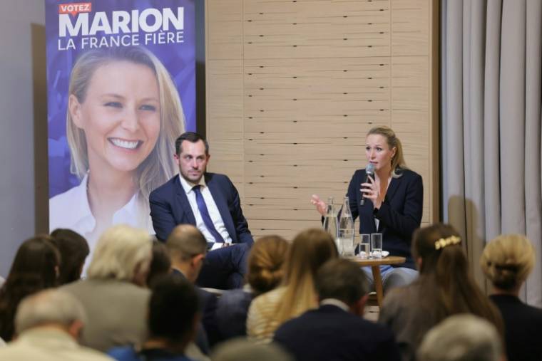 Marion Maréchal (d) et Nicolas Bay, lors de la présentation du programme de Reconquête! pour les élections européennes, le 13 mai 2024 à Paris ( AFP / Thomas SAMSON )