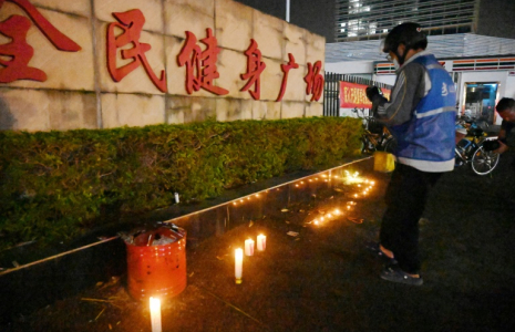 Des bougies ont été installées devant le centre sportif de Zhuhai, un jour après qu'une voiture ait foncé sur le site, tuant 35 personnes, dans la province de Guangdong, dans le sud de la Chine, le 12 novembre 2024 ( AFP / MICHAEL ZHANG )