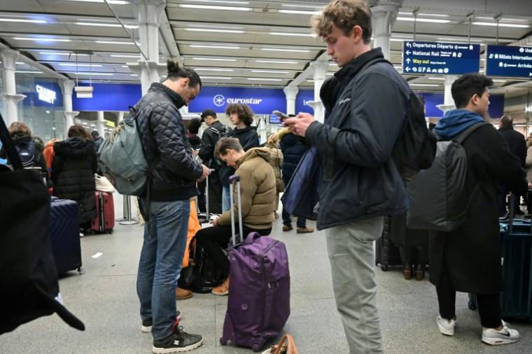 Travelers who had to take a Eurostar, at St Pancras station in London, December 21, 2023 (AFP / JUSTIN TALLIS)