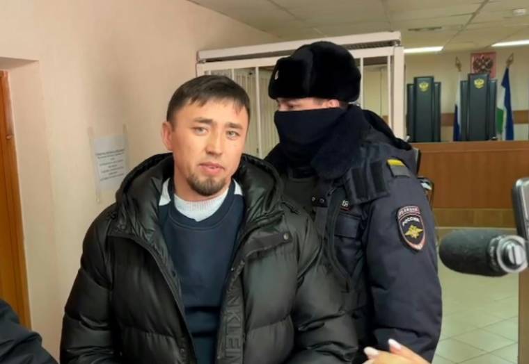 Image tirée d'une séquence télévisée montrant Faïl Alsynov (C), activiste et militant pour la protection de la langue bachkir, au tribunal de Baymak, le 17 janvier 2024 dans la région centrale de Bashkortostan, en Russie ( SOTA / - )