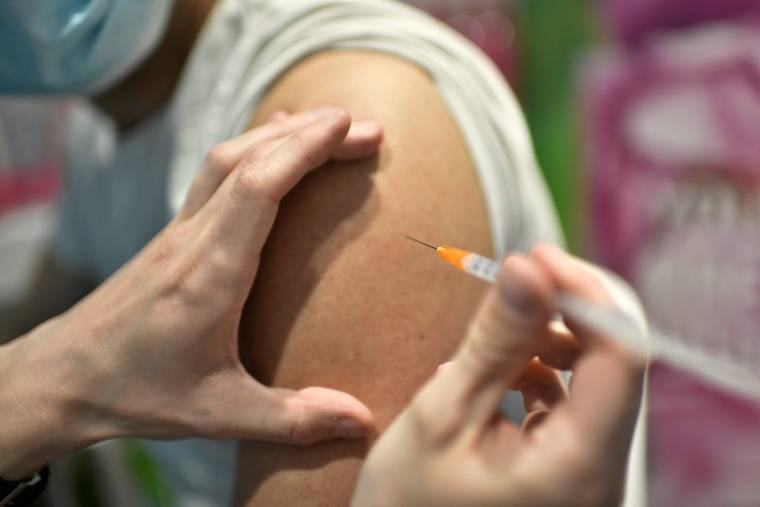 Une personne reçoit une dose de vaccin contre le Covid-19, en juin 2021. ( AFP / STEPHANE DE SAKUTIN )