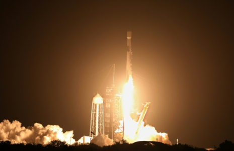 Une fusée Falcon 9 de SpaceX, transportant les robots Blue Ghost de Firefly Aerospace et Resilience d'ispace, décolle du Centre spatial Kennedy à Cap Canaveral, en Floride, le 15 janvier 2025 ( Gregg Newton / Gregg Newton )