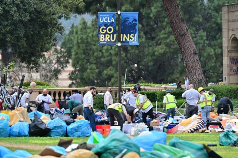 Nettoyage au petit matin du campement pro-palestinien sur le campus de l'Université de Californie (UCLA), le 2 mai 2024 à Los Angeles ( AFP / Frederic J. Brown )