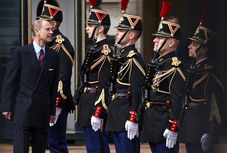 Le prince Édouard, duc d'Édimbourg, inspecte une garde d'honneur formée par des membres de la Garde républicaine de gendarmerie française lors d'une cérémonie spéciale de relève de la garde au palais de Buckingham, le 8 avril 2024 à Londres, pour marquer le 120e anniversaire de l'Entente cordiale ( AFP / HENRY NICHOLLS )