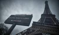 Un panneau annonçant une grève à la Tour Eiffel, le 19 février 2024 ( AFP / Kiran RIDLEY )