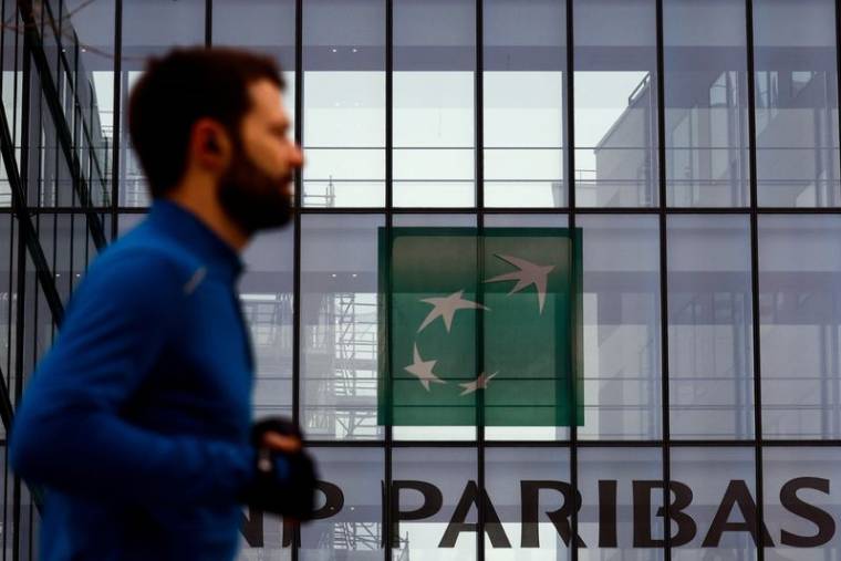 Un homme passe devant le logo de BNP Paribas dans les locaux de la banque à Issy-les-Moulineaux, près de Paris