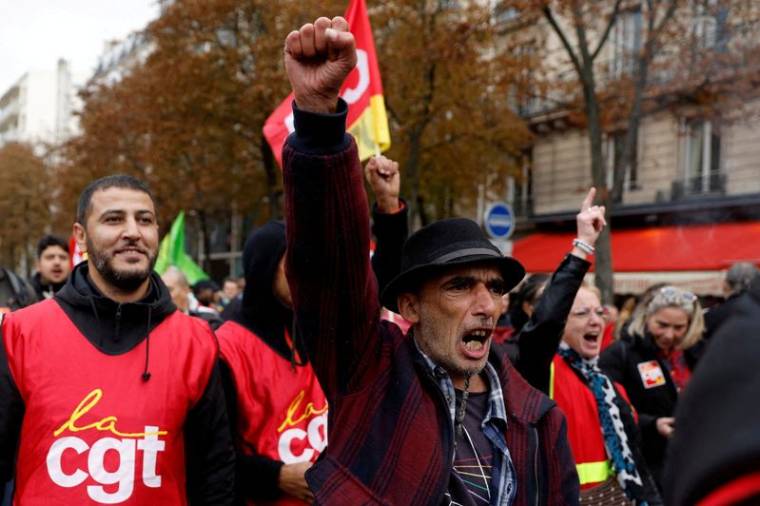 Des manifestants et des membres du syndicat CGT assistent à une manifestation à Paris