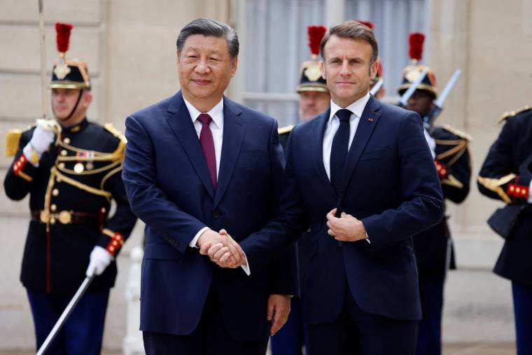 Emmanuel Macron salue le président chinois Xi Jinping à l'Elysée lors de sa visite d'État officielle, Paris le 6 mai 2024.  ( AFP / LUDOVIC MARIN )
