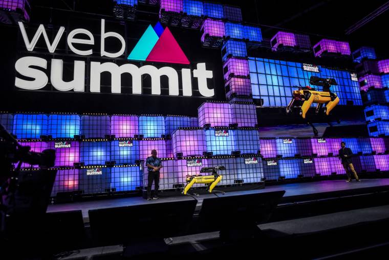 Le fondateur et CEO de Boston Dynamics Marc Robert fait une démonstration lors du Web Summit 2019, à Lisbonne.  ( AFP  / PATRICIA DE MELO MOREIRA )