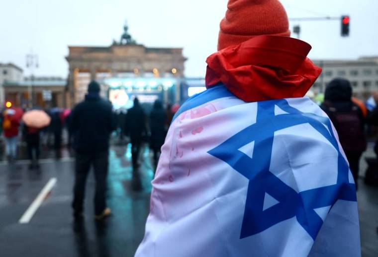 Manifestation contre l'antisémitisme à la porte de Brandebourg à Berlin