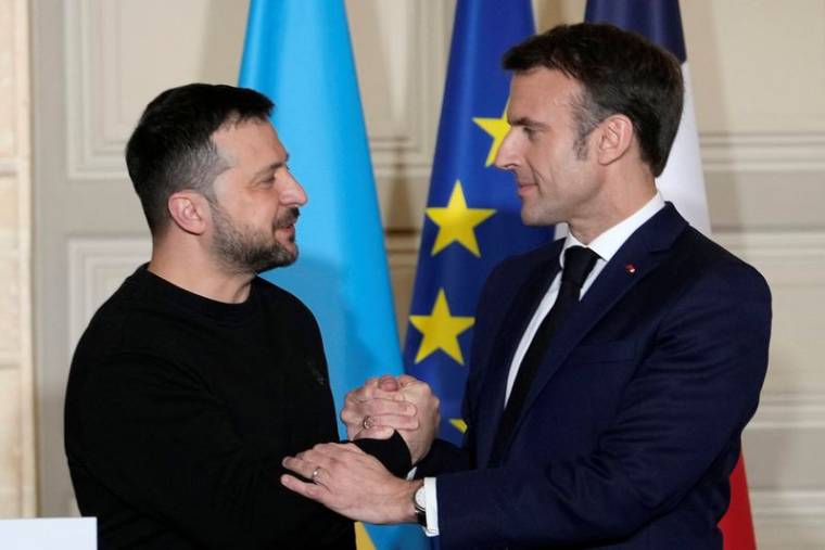 Le président français Emmanuel Macron et son homologue ukrainien Volodymyr Zelenskiy