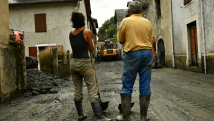 Des habitants d'Etsaut (Pyrénées-Atlantiques) après des inondations le 8 septembre 2024 ( AFP / Gaizka IROZ )