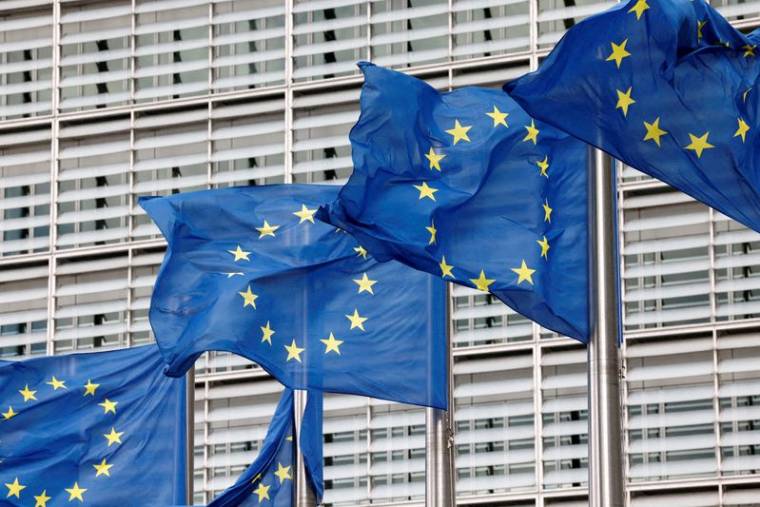 Flagi Unii Europejskiej przed siedzibą Komisji