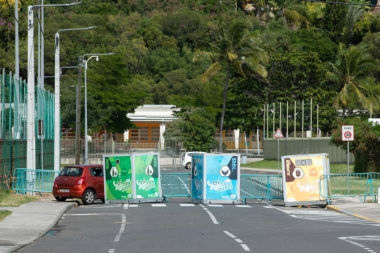Des résidents du quartier de Motor Pool, à Nouméa, dressent un barrage routier, le 16 mai 2024 en Nouvelle-Calédonie.  ( AFP / Delphine Mayeur )