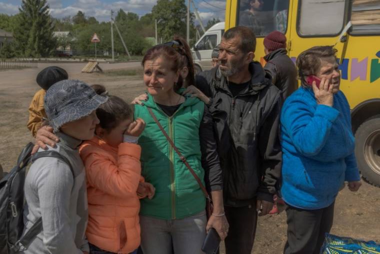 Des personnes évacuées de Vovtchansk attendent à un point d'enregistrement à Kharkiv, le 12 mai 2024 en Ukraine ( AFP / Roman PILIPEY )