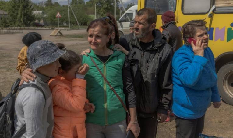 Une famille évacuée de la région de Vovchansk, dans le nord-est de l'Ukraine, le 12 mai 2024 ( AFP / Roman PILIPEY )