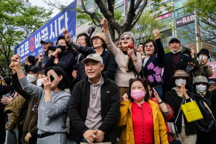 Des partisans assistent à un rassemblement électoral pour le Parti du pouvoir du peuple au pouvoir en Corée du Sud, avant les prochaines élections législatives à Séoul le 8 avril 2024 ( AFP / ANTHONY WALLACE )