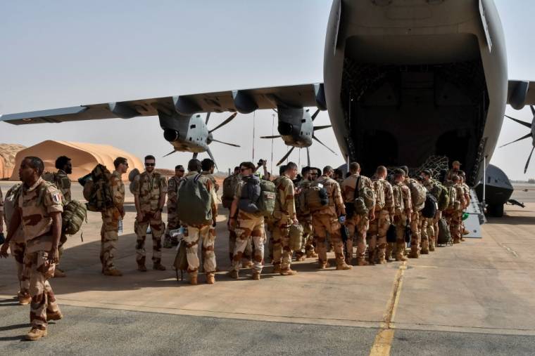 Les derniers soldats français quittant le Niger, à Niamey, le 22 décembre 2023. ( AFP / BOUREIMA HAMA )