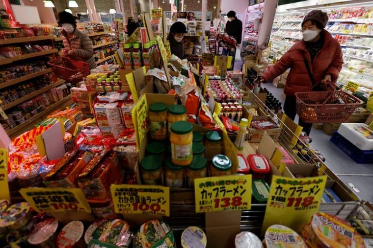Les acheteurs à Tokyo, au Japon