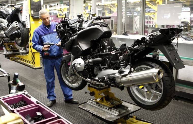 Photo d'archives : Un employé de BMW assemble une moto dans l'usine de l'entreprise à Berlin.