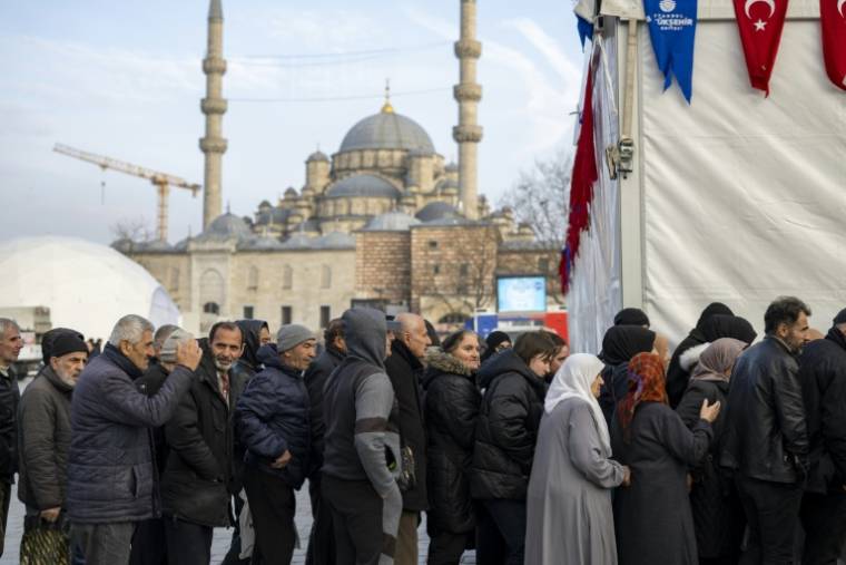Des fidèles font la queue pour recevoir un repas pour l'iftar offert par la municipalité d'Istanbul, pendant le mois du ramadan, le 15 mars 2024 en Turquie ( AFP / Yasin AKGUL )