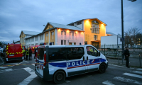 Des véhicules de police et des pompiers, près le l'endroit où un homme a été tué à l'arme blanche samedi 22 février 2025 à Mulhouse ( AFP / SEBASTIEN BOZON )