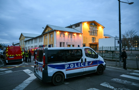 Des véhicules de police et des pompiers, près le l'endroit où un homme a été tué à l'arme blanche samedi 22 février 2025 à Mulhouse ( AFP / SEBASTIEN BOZON )