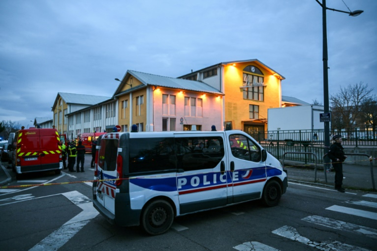 Des véhicules de police et des pompiers, près le l'endroit où un homme a été tué à l'arme blanche samedi 22 février 2025 à Mulhouse ( AFP / SEBASTIEN BOZON )