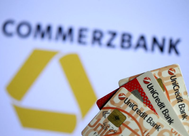 Cartes de crédit Unicredit et logo de Commerzbank