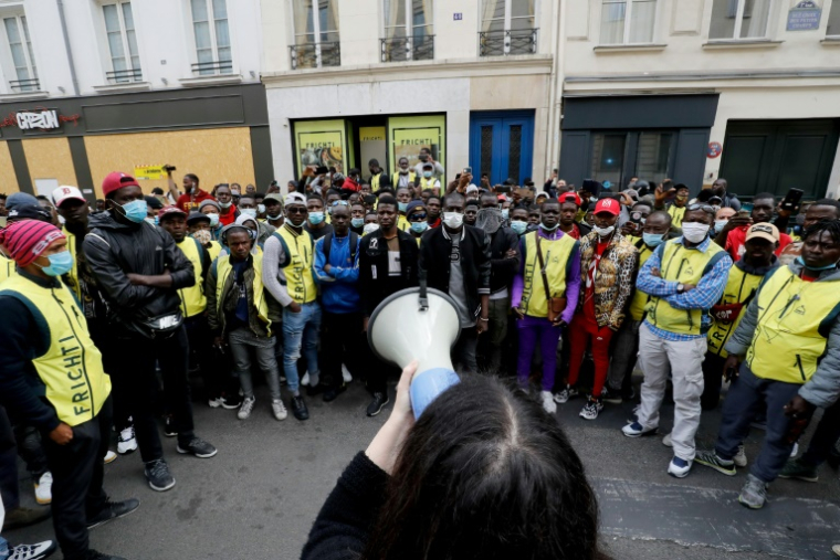 Des livreurs de la société Frichti, parmi lesquels des étrangers sans-papiers, manifestent le 8 juin 2020 à Paris pour demander leur réintégration et la régularisation de leur situation ( AFP / FRANCOIS GUILLOT )