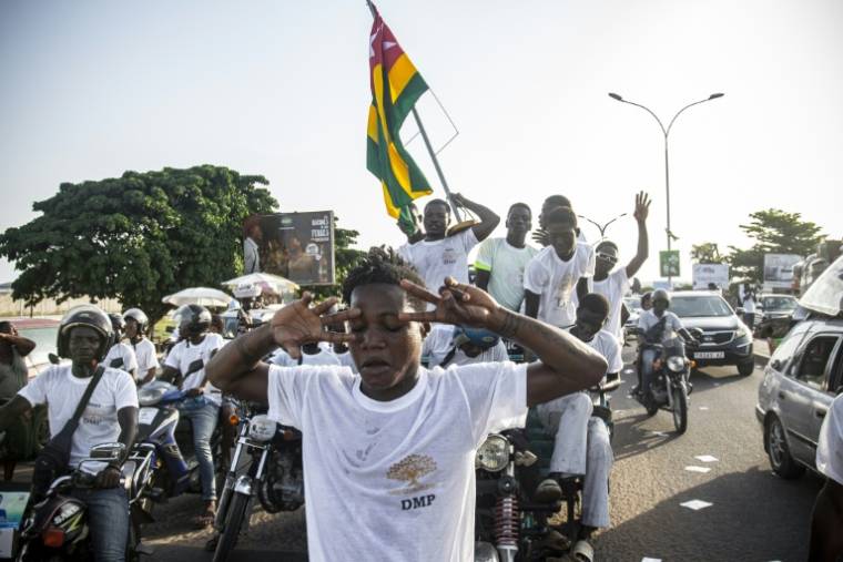 Des partisans de la Dynamique pour la majorité du peuple (DMP, regroupement de partis d'opposition et d'organisations de la société civile), lors de la campagne électorale pour les législatives et régionales, à Lomé le 27 avril 2024 ( AFP / Dodo ADOGLI )
