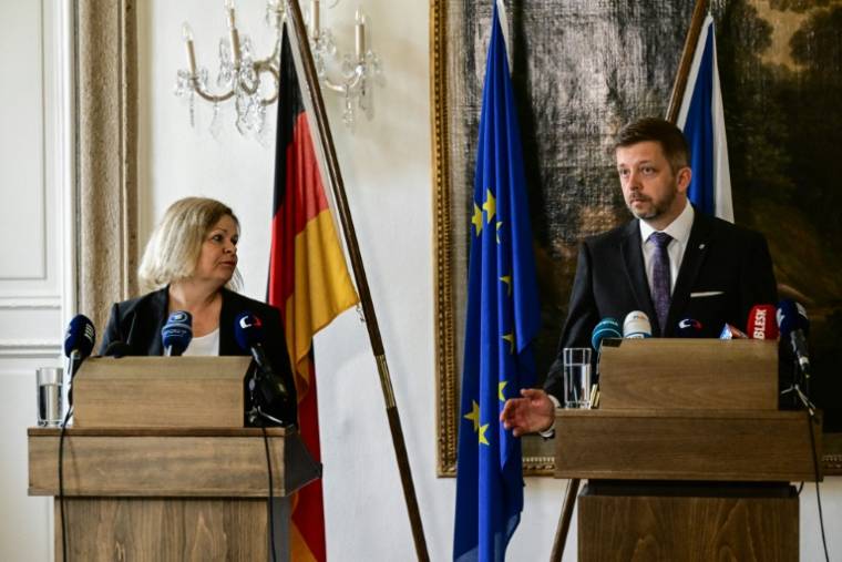 Le ministre tchèque de l'Intérieur Vit Rakusan (d) et son homologue allemande Nancy Faeser lors d'une conférence de presse à l'ambassade d'Allemagne à Prague, le 3 mai 2024 ( AFP / Michal Cizek )