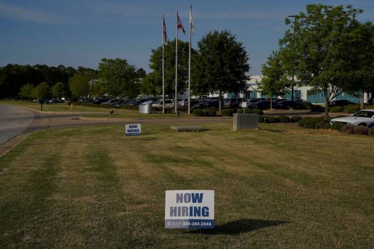 Un panneau donnant le contact d'un employeur en Alabama, aux Etats-Unis