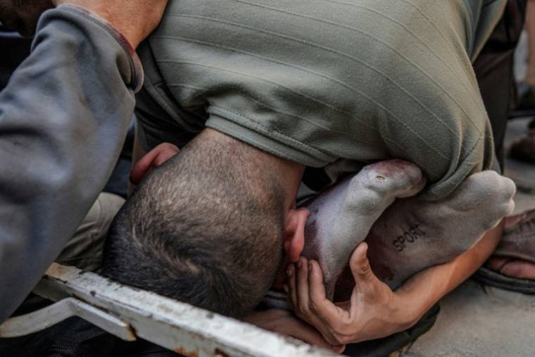 Un Palestinien pleure un proche tué dans un bombardement israélien, à Maghazi, dans le centre de la bande de Gaza, le 16 avril 2024 ( AFP / - )