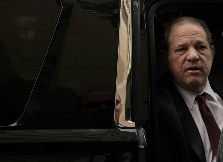 Une cour d'appel de New York a annulé la condamnation pour viol et agressions sexuelles de l'ex-producteur star d'Hollywood Harvey Weinstein en 2020, et ordonné un nouveau procès ( AFP / TIMOTHY A. CLARY )