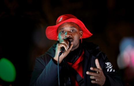 Rodrigue Petitot, à la tête du Rassemblement pour la protection des peuples et des ressources afro-caribéens (RPPRAC), donne un discours à Paris contre la vie chère en Outre-mer le 3 novembre 2024 ( AFP / GEOFFROY VAN DER HASSELT )