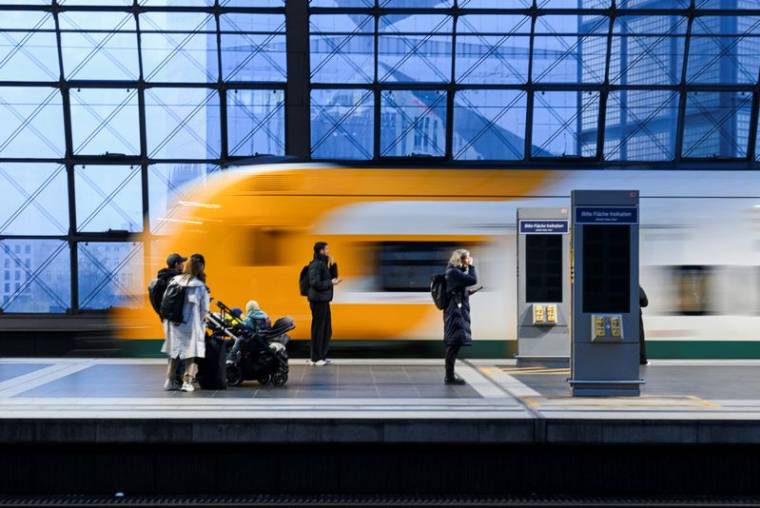 Un train ODEG arrive à la gare centrale, à Berlin