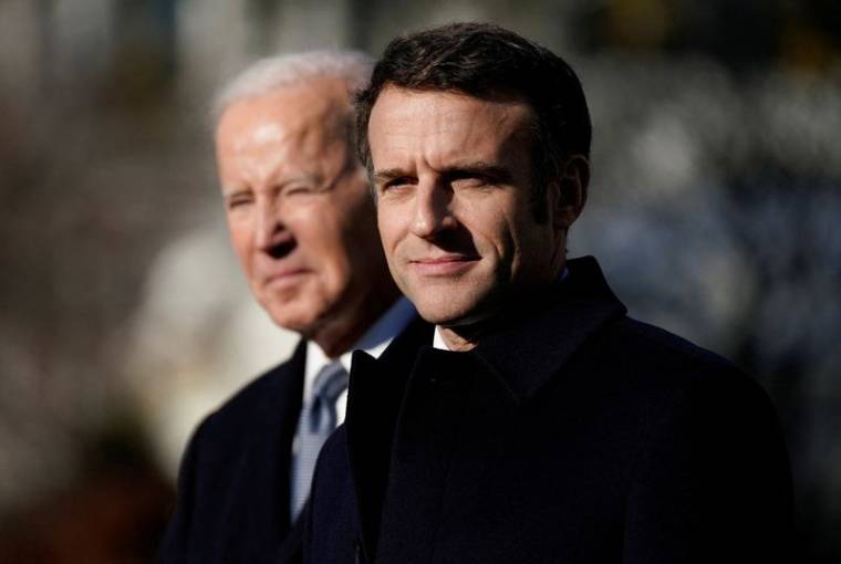 Le président américain Joe Biden accueille le président français Macron pour une cérémonie officielle d'arrivée à la Maison Blanche à Washington