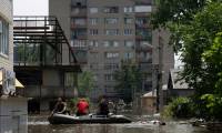 Des sauveteurs ukrainiens le 7 juint 2023 à Kherson (sud) après la destruction du barrage de Kakhovka sur le fleuve Dniepr  ( AFP / ALEKSEY FILIPPOV )
