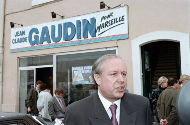 Jean-Claude Gaudin, candidat aux élections municipales, le 17 mars 1989 devant son QG de campagne, à Marseille ( AFP / JACQUES DEMARTHON )