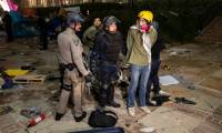La police arrête deux manifestants pendant le démantèlement du campement pro-palestinien sur le campus de l'Université de Californie (UCLA), le 2 mai 2024 à Los Angeles ( AFP / ETIENNE LAURENT )