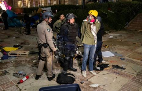 La police arrête deux manifestants pendant le démantèlement du campement pro-palestinien sur le campus de l'Université de Californie (UCLA), le 2 mai 2024 à Los Angeles ( AFP / ETIENNE LAURENT )
