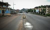 Une rue déserte de Freetown, le 26 novembre 2023 en Sierra Leone  ( AFP / Saidu BAH )