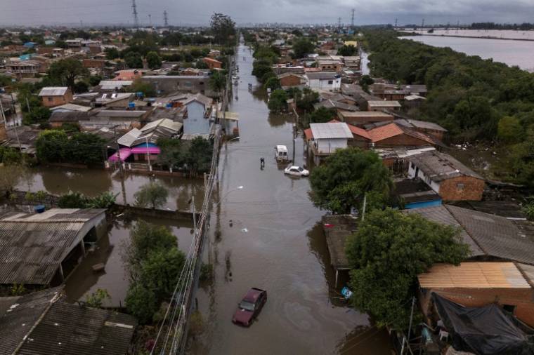 Vue aérienne montrant le quartier inondé d'Harmonia dans la ville de Canoas, dans l'Etat du Rio Grande do Sul, au Brésil, le 13 mai 2024 ( AFP / NELSON ALMEIDA )