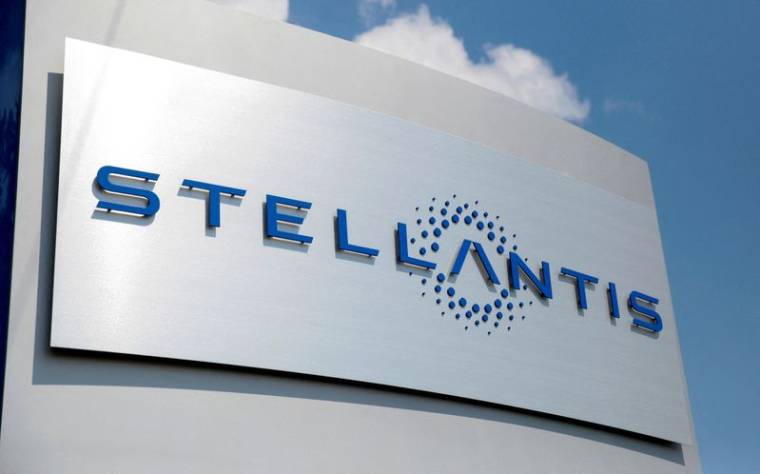 Un panneau Stellantis devant le siège de l'entreprise aux États-Unis