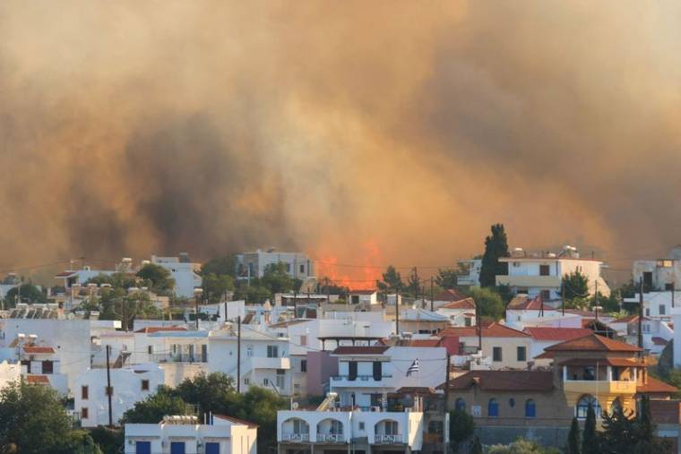 Un incendie brûle sur l'île de Rhodes
