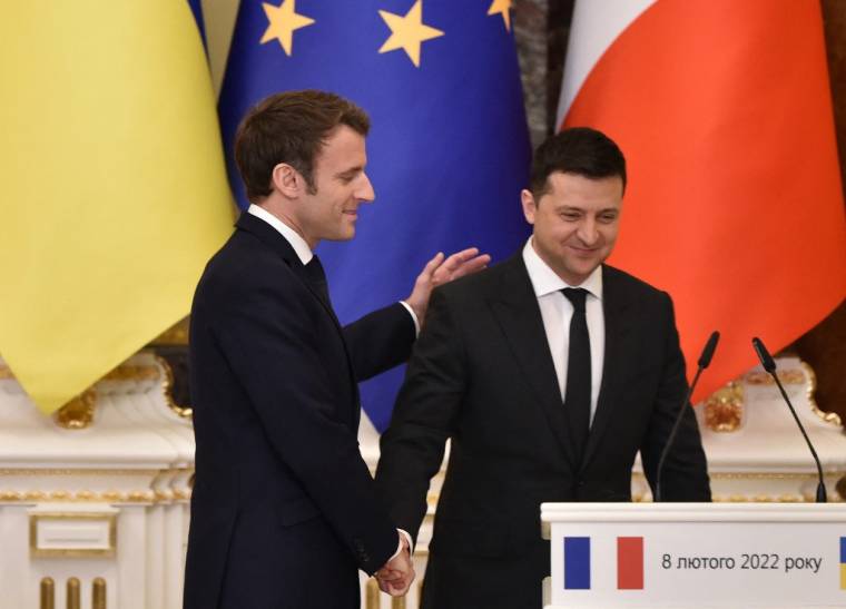 Emmanuel Macron et Volodymyr Zelensky à kiev, le 8 février 2022. ( AFP / SERGEI SUPINSKY )
