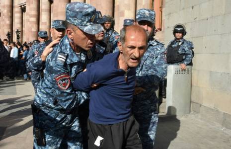 La police arménienne arrête un manifestant à Erevan le 20 septembre 2023 ( AFP / Karen MINASYAN )