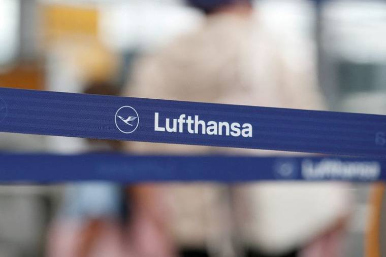 Photo d'archives: Le logo de Lufthansa est visible à l'aéroport de Munich