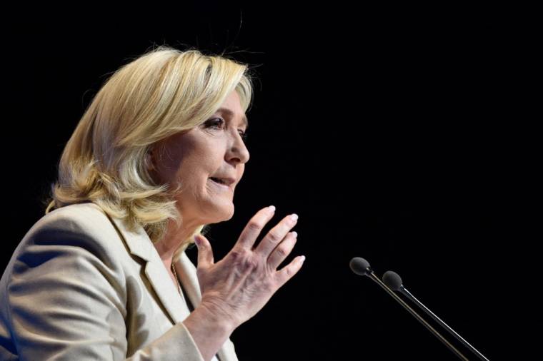 Marine Le Pen à Stiring-Wendel, le 1er avril 2022. ( AFP / JEAN-CHRISTOPHE VERHAEGEN )